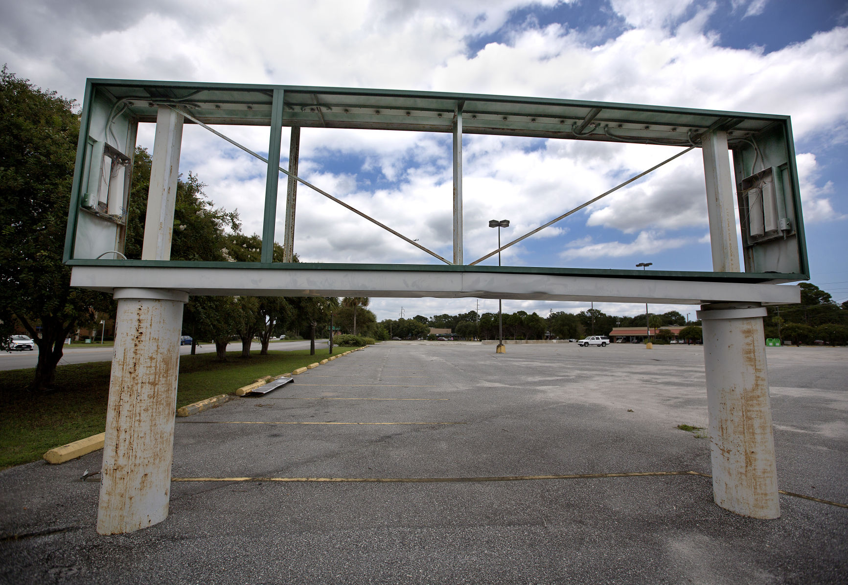 Old Piggley wiggly sign.jpg